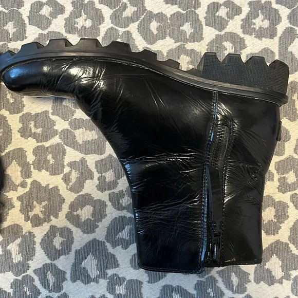 HOST PICK ✨SOREL Patent Leather Chelsea Boots Waterproof, Size 8 - Picture 5 of 9